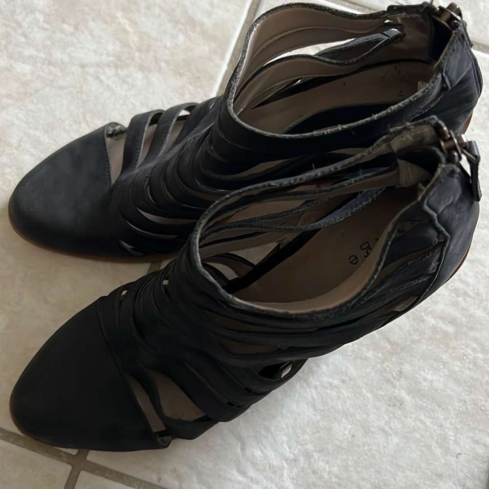 Hinge caged leather bootie stacked wood heel dark grey Sz 9.5